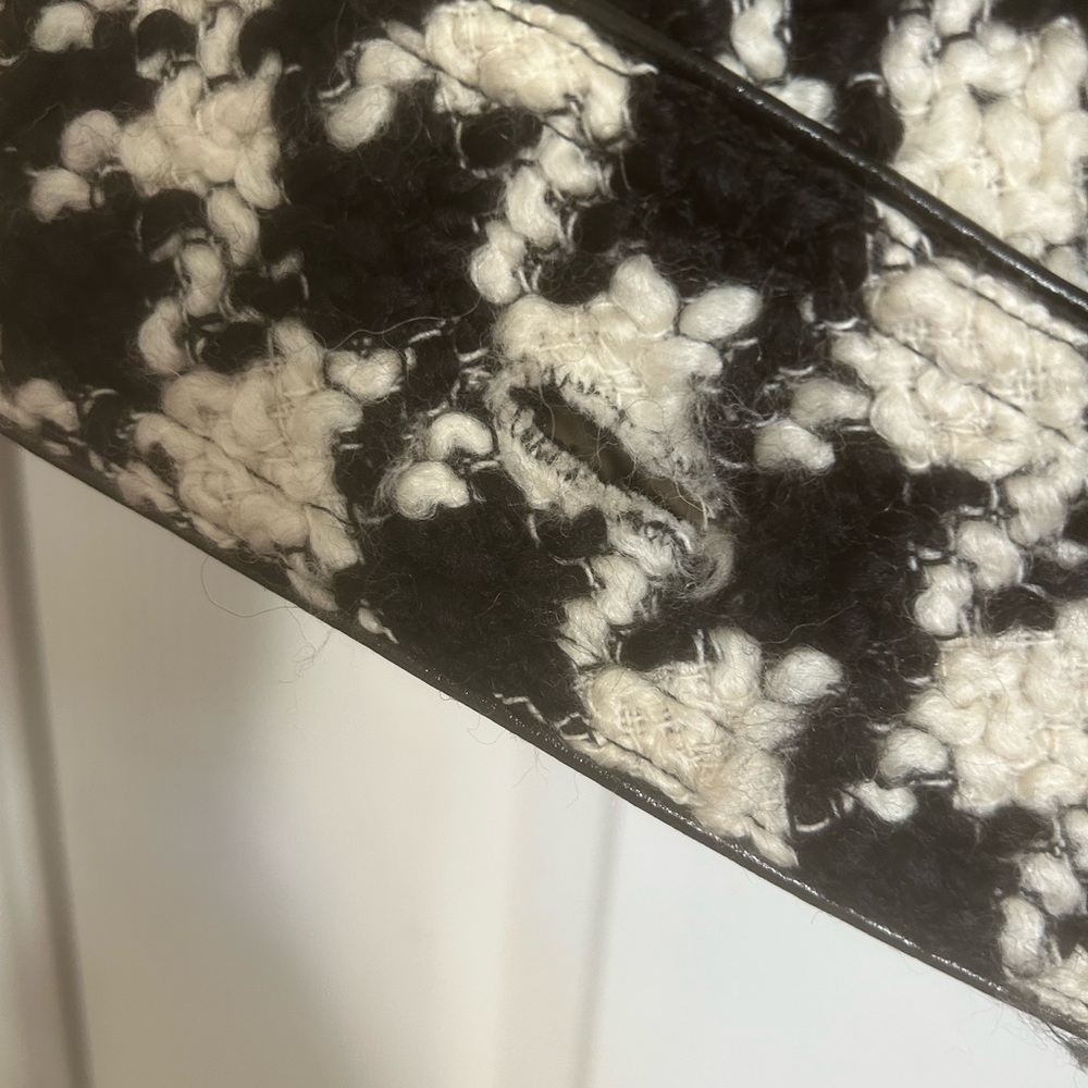 Gorgeous Houndstooth Cape, black, Ivory, button closure. Small, gently used. - Picture 6 of 14